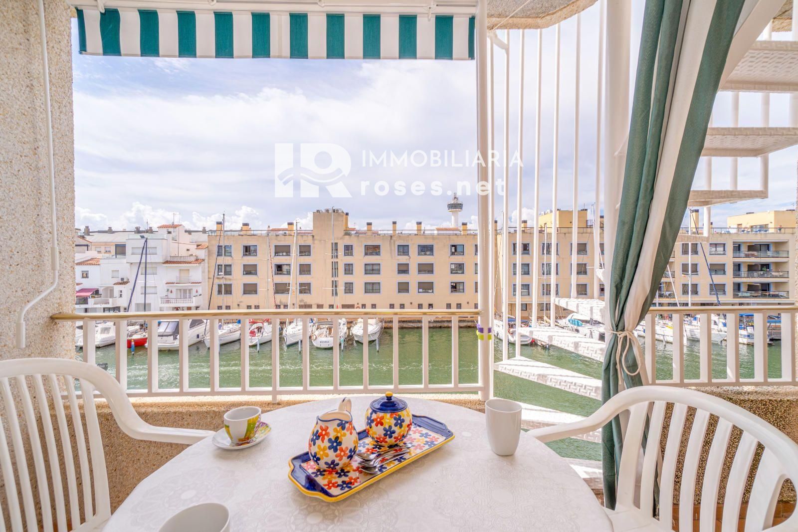 PORT MOXÓ Encantador apartamento de 2 dormitorios con vistas al canal, solárium y parking privado exterior