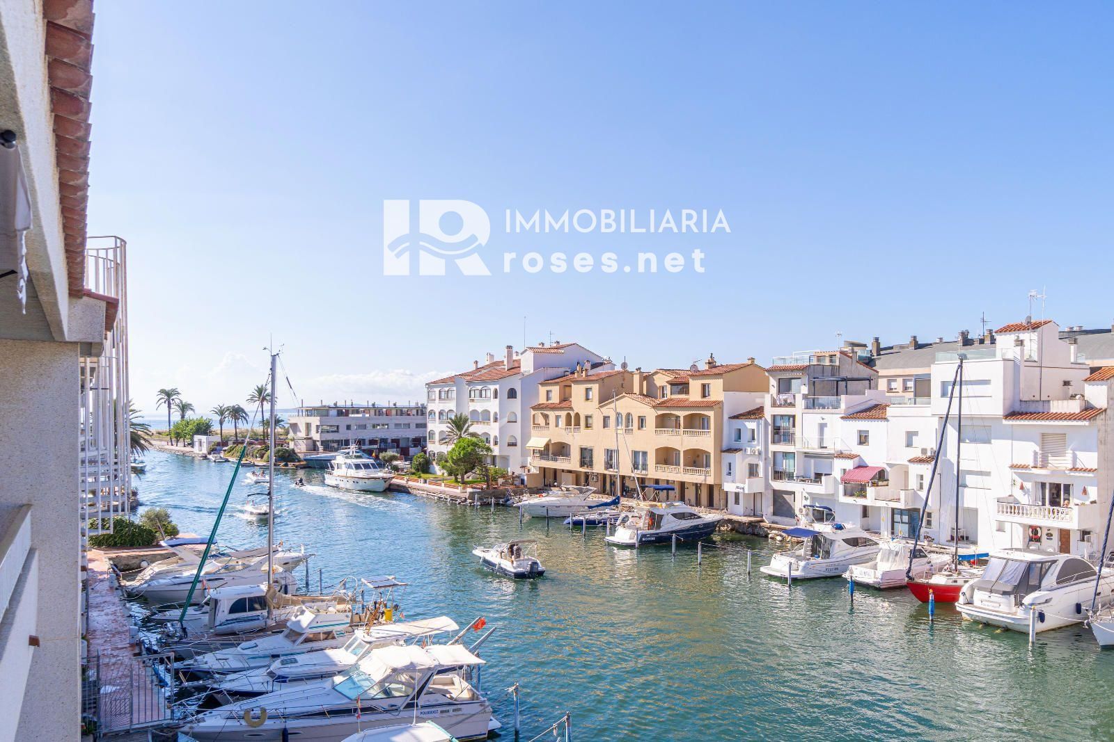 PORT MOXÓ Encantador apartamento de 2 dormitorios con vistas al canal, solárium y parking privado exterior