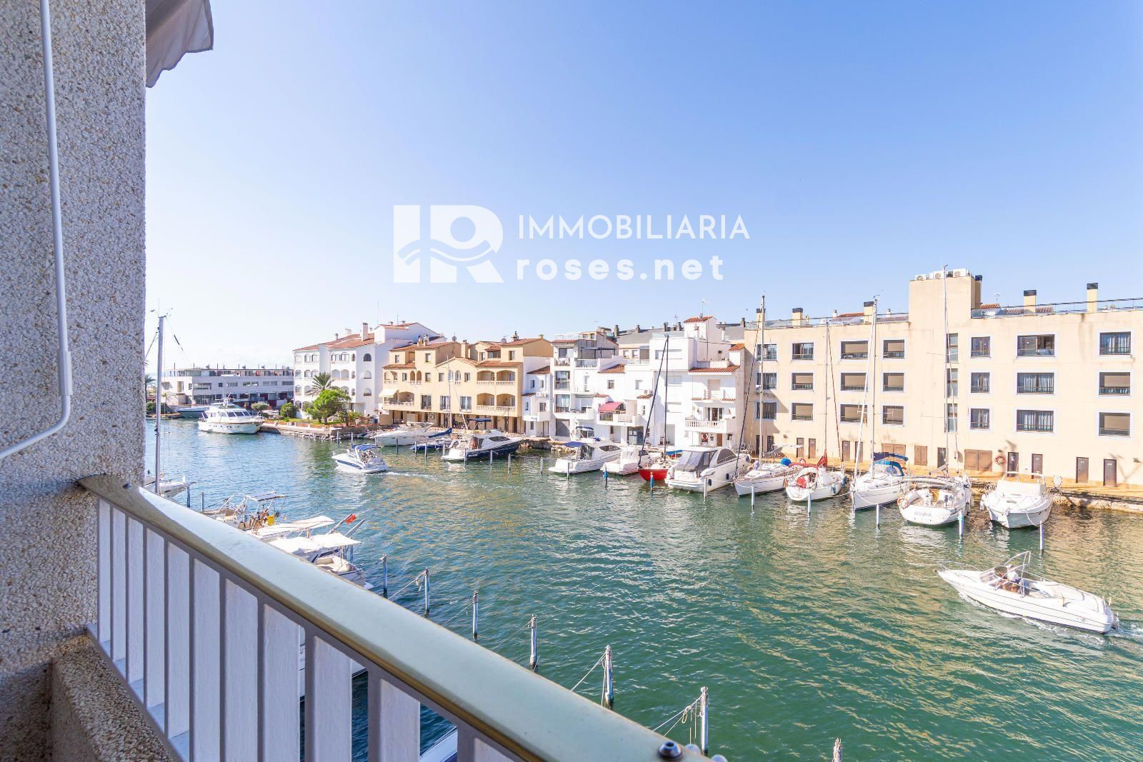 PORT MOXÓ Encantador apartamento de 2 dormitorios con vistas al canal, solárium y parking privado exterior