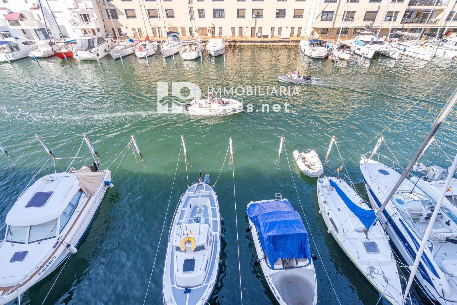 PORT MOXÓ Encantador apartamento de 2 dormitorios con vistas al canal, solárium y parking privado exterior