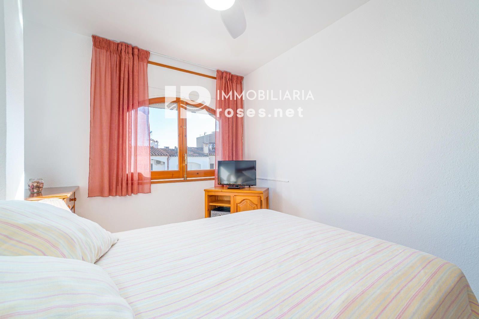 PORT MOXÓ Encantador apartamento de 2 dormitorios con vistas al canal, solárium y parking privado exterior