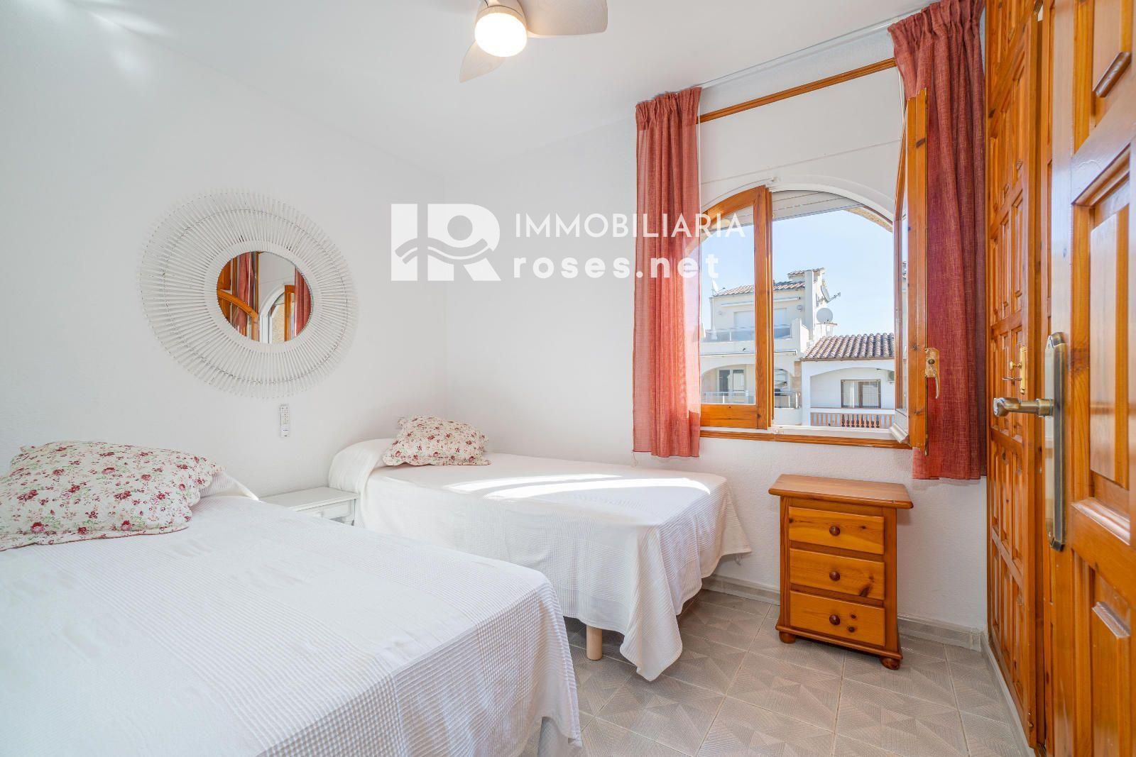 PORT MOXÓ Encantador apartamento de 2 dormitorios con vistas al canal, solárium y parking privado exterior