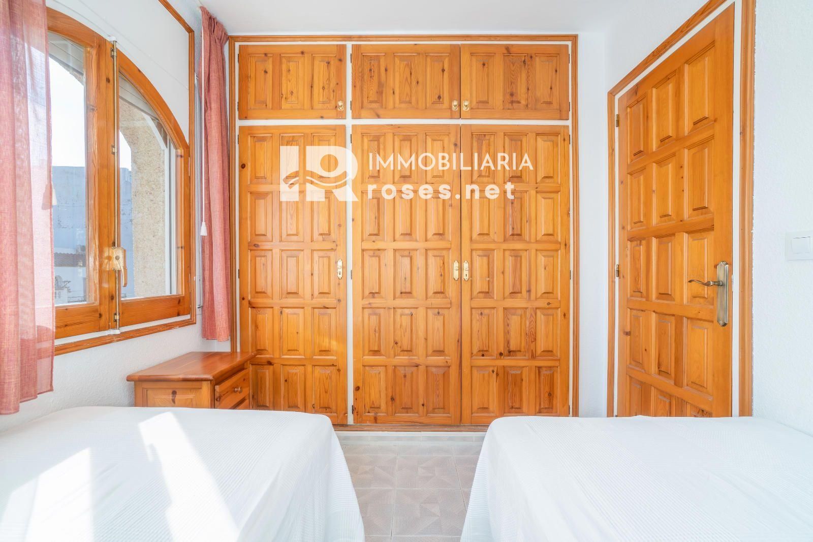 PORT MOXÓ Encantador apartamento de 2 dormitorios con vistas al canal, solárium y parking privado exterior