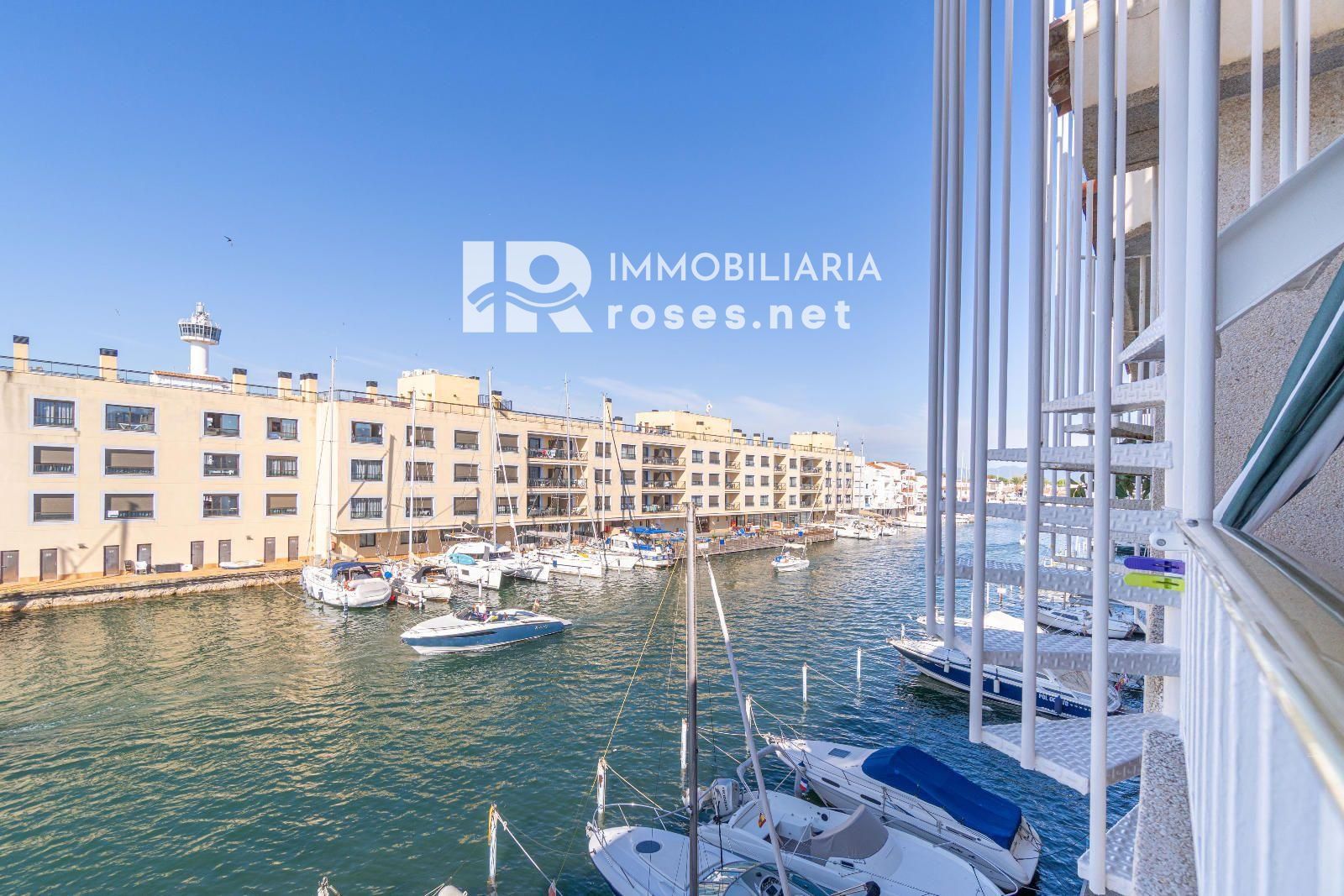 PORT MOXÓ Encantador apartamento de 2 dormitorios con vistas al canal, solárium y parking privado exterior