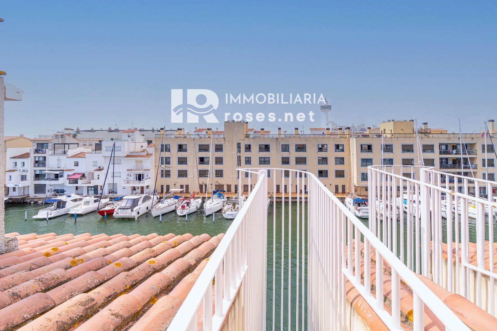 PORT MOXÓ Encantador apartamento de 2 dormitorios con vistas al canal, solárium y parking privado exterior