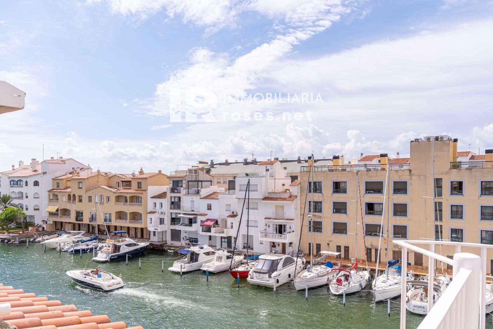 PORT MOXÓ Encantador apartamento de 2 dormitorios con vistas al canal, solárium y parking privado exterior