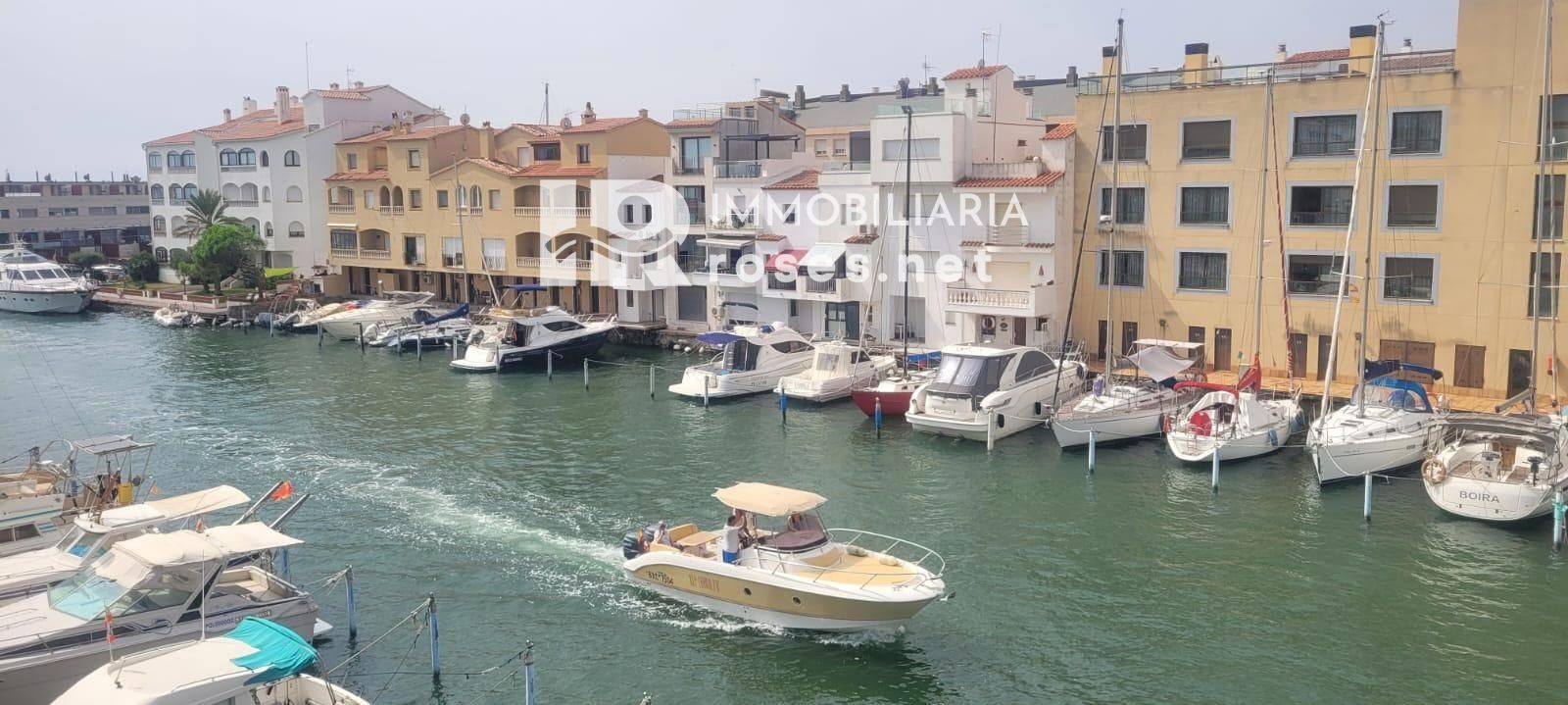 PORT MOXÓ Encantador apartamento de 2 dormitorios con vistas al canal, solárium y parking privado exterior