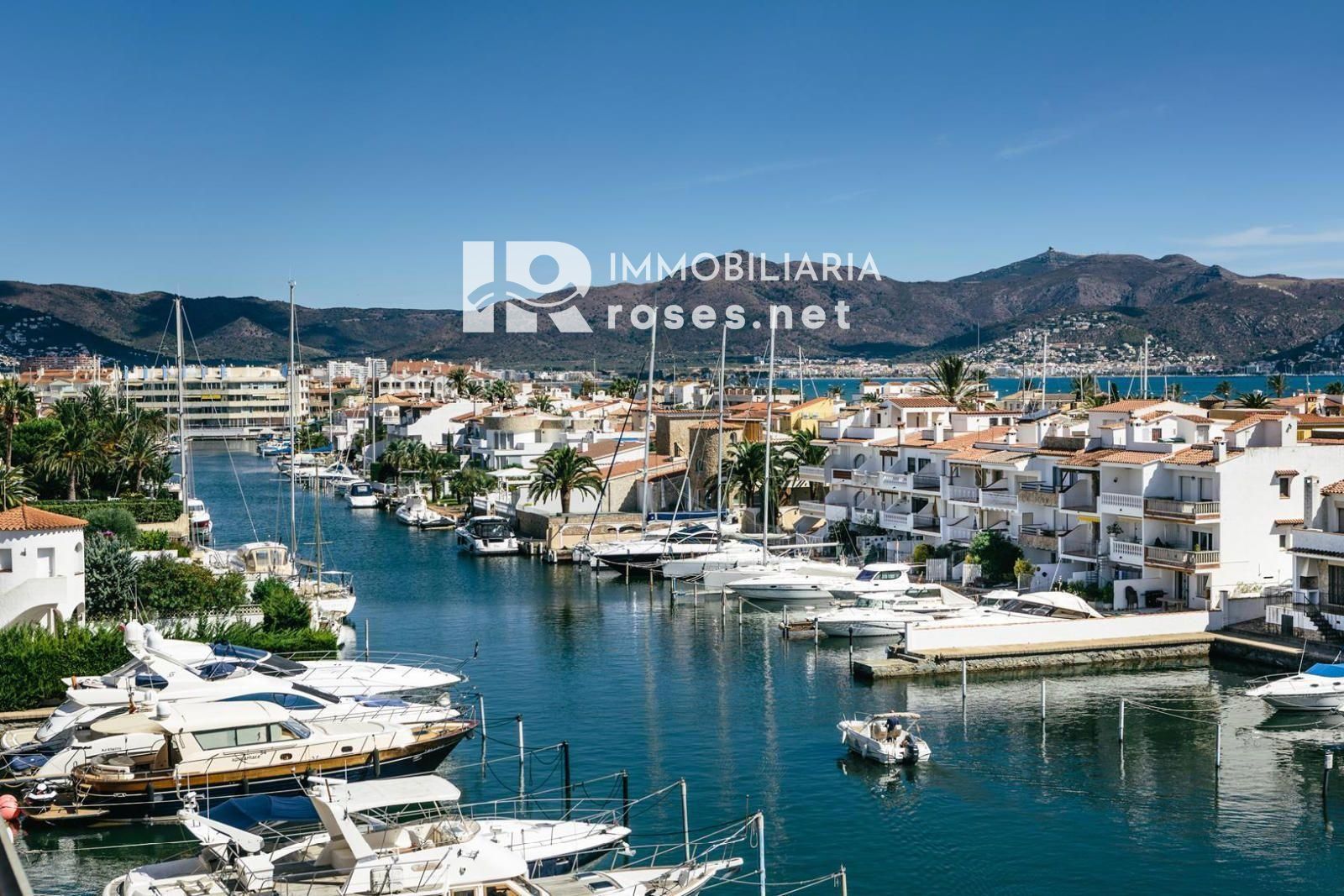 PORT MOXÓ Encantador apartamento de 2 dormitorios con vistas al canal, solárium y parking privado exterior