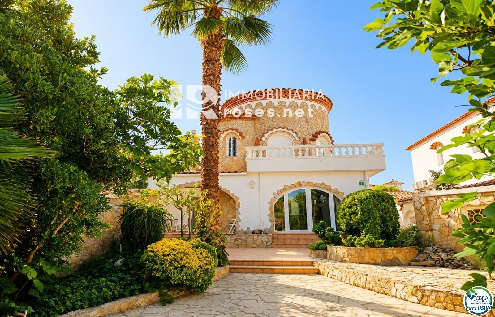 Villa con carácter, parcela de 500 m² y amarre privado en Empuriabrava