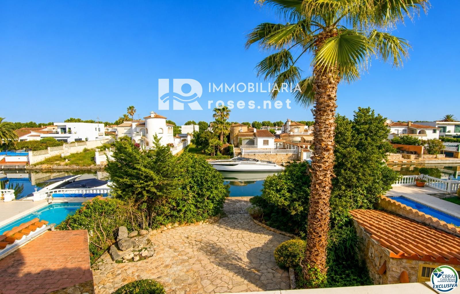 Villa con carácter, parcela de 500 m² y amarre privado en Empuriabrava