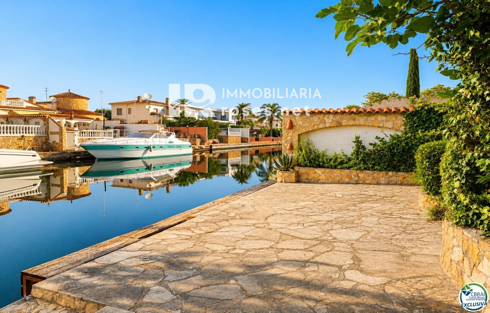 Villa con carácter, parcela de 500 m² y amarre privado en Empuriabrava