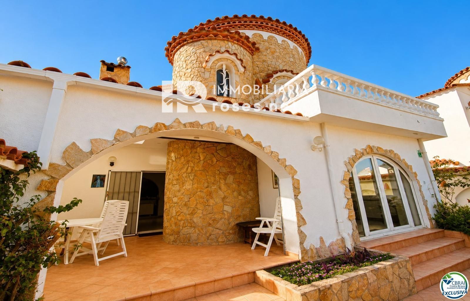 Villa con carácter, parcela de 500 m² y amarre privado en Empuriabrava