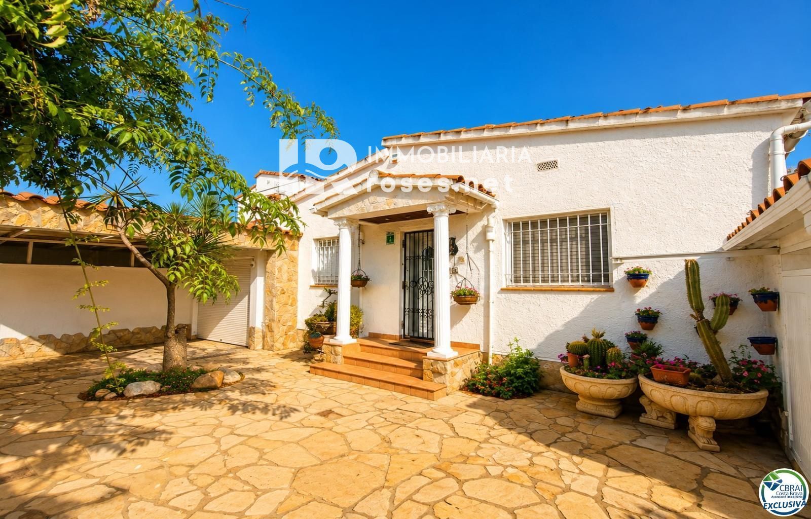 Villa con carácter, parcela de 500 m² y amarre privado en Empuriabrava