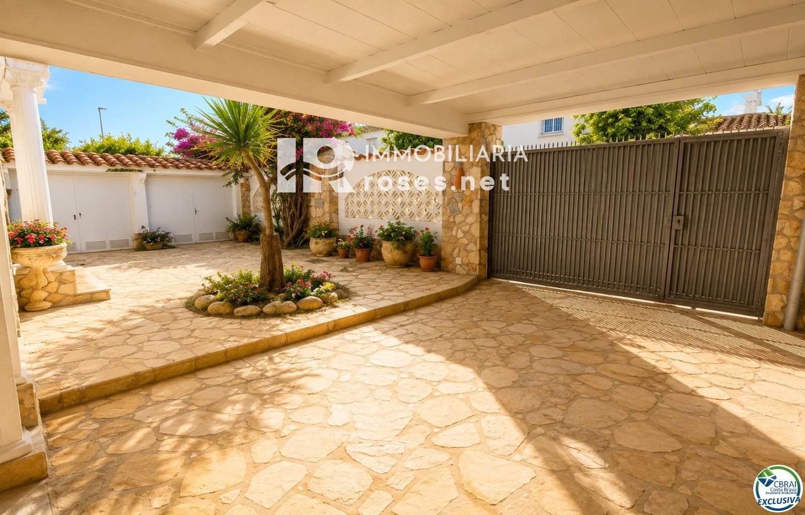 Villa con carácter, parcela de 500 m² y amarre privado en Empuriabrava