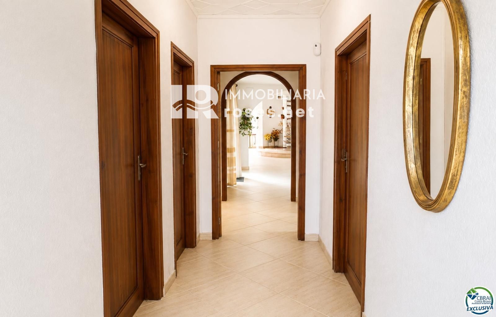Villa con carácter, parcela de 500 m² y amarre privado en Empuriabrava