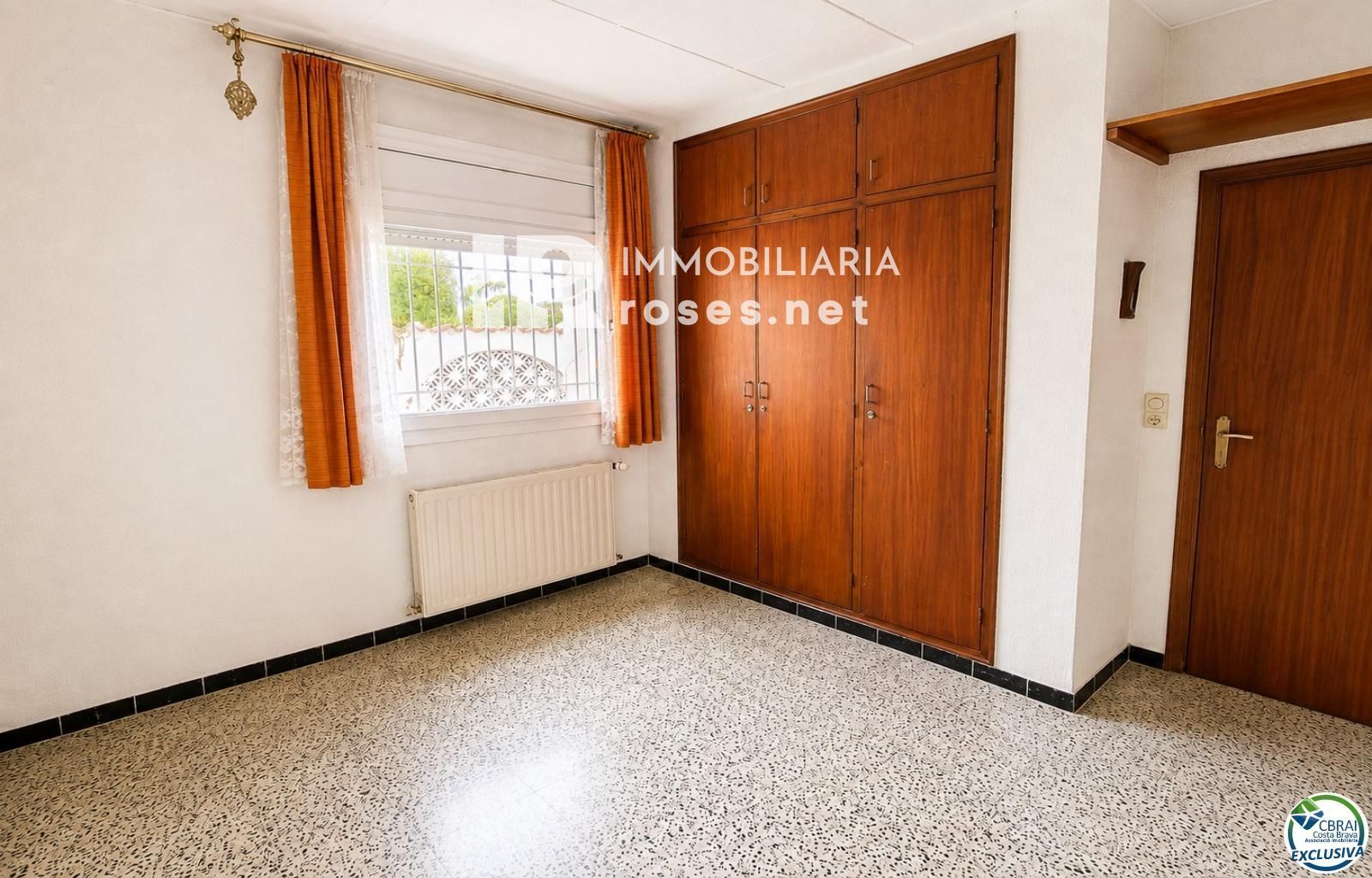 Villa con carácter, parcela de 500 m² y amarre privado en Empuriabrava