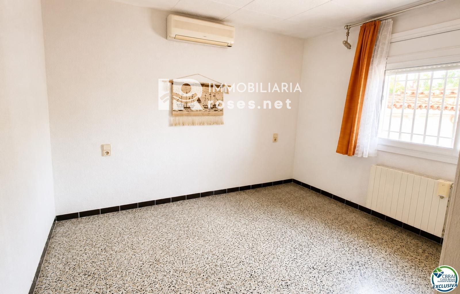 Villa con carácter, parcela de 500 m² y amarre privado en Empuriabrava