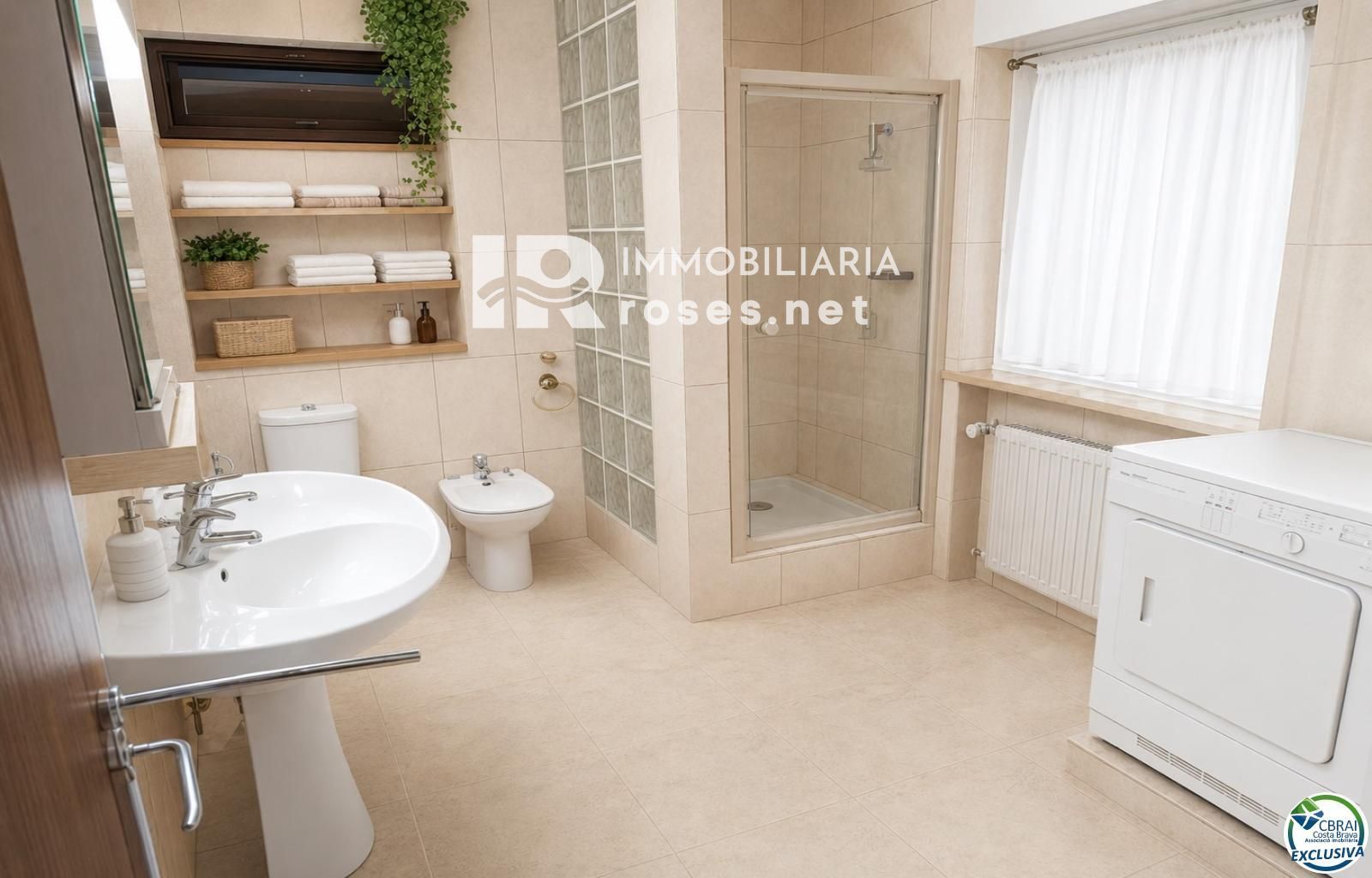 Villa con carácter, parcela de 500 m² y amarre privado en Empuriabrava