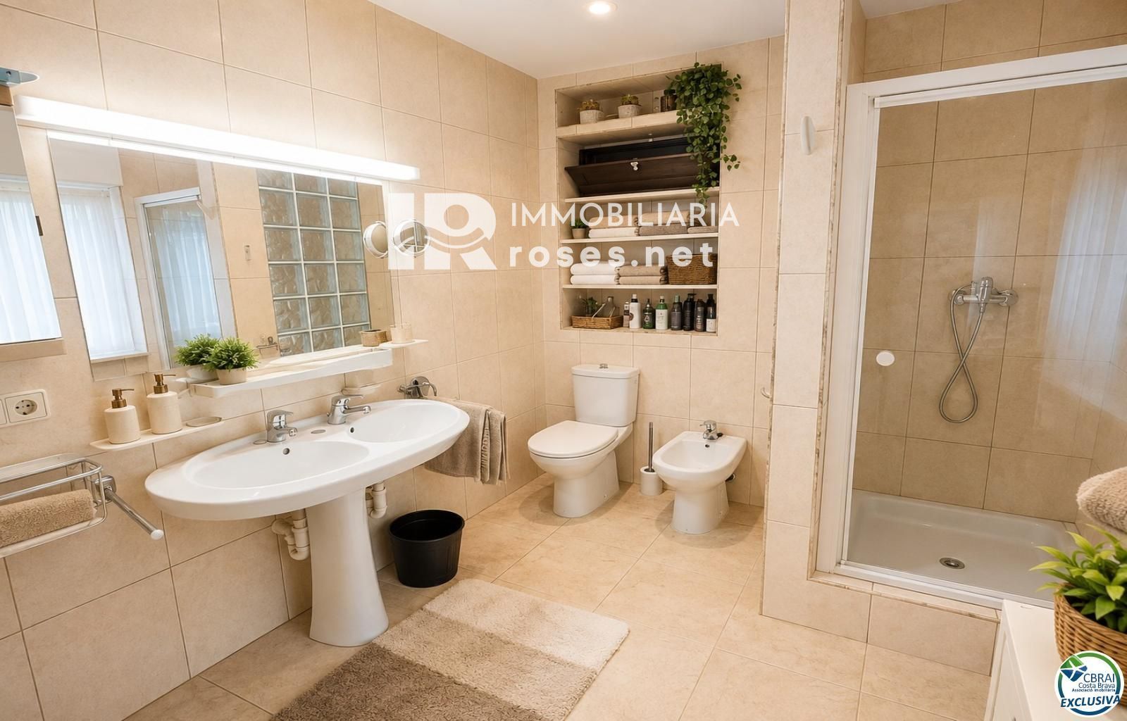 Villa con carácter, parcela de 500 m² y amarre privado en Empuriabrava