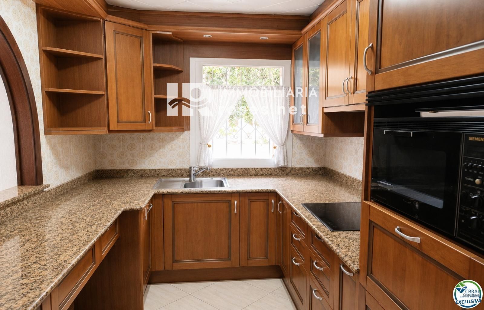 Villa con carácter, parcela de 500 m² y amarre privado en Empuriabrava