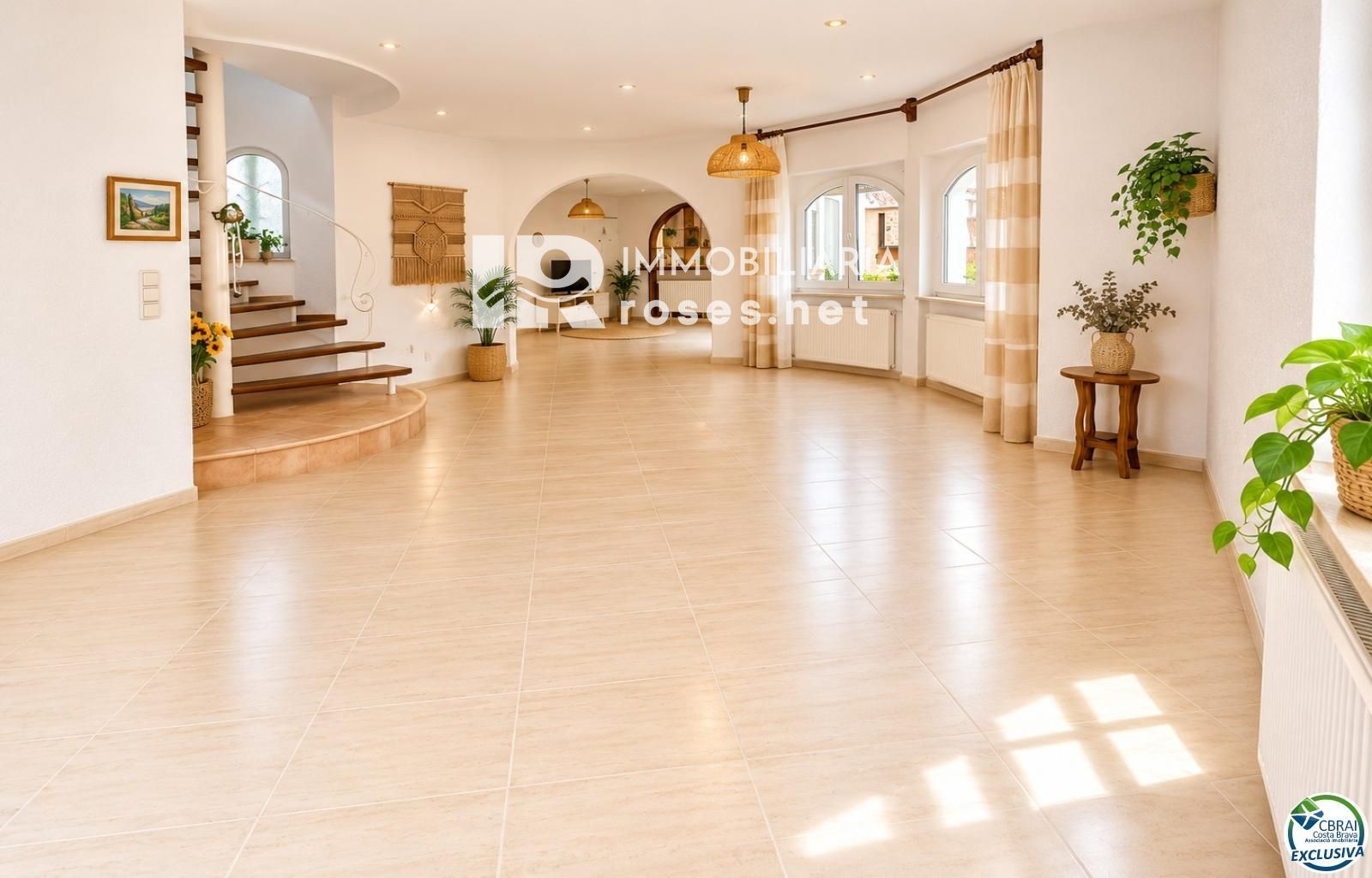 Villa con carácter, parcela de 500 m² y amarre privado en Empuriabrava