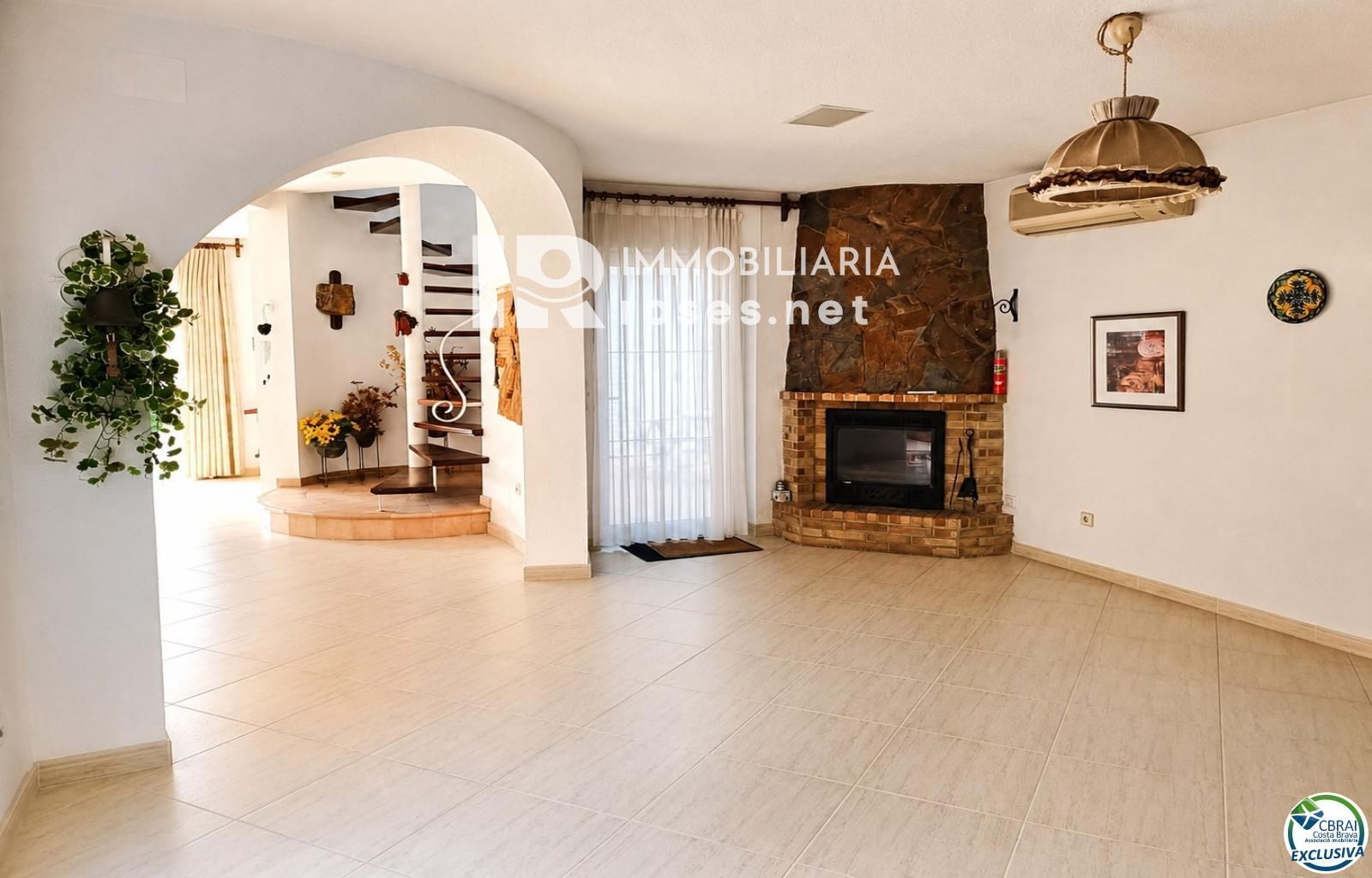 Villa con carácter, parcela de 500 m² y amarre privado en Empuriabrava