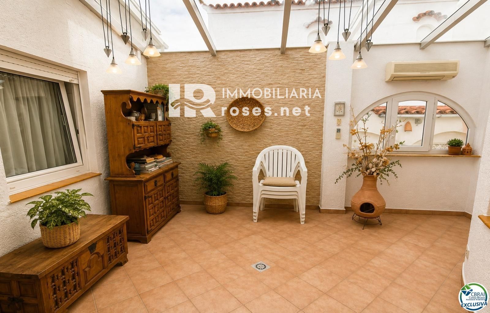 Villa con carácter, parcela de 500 m² y amarre privado en Empuriabrava