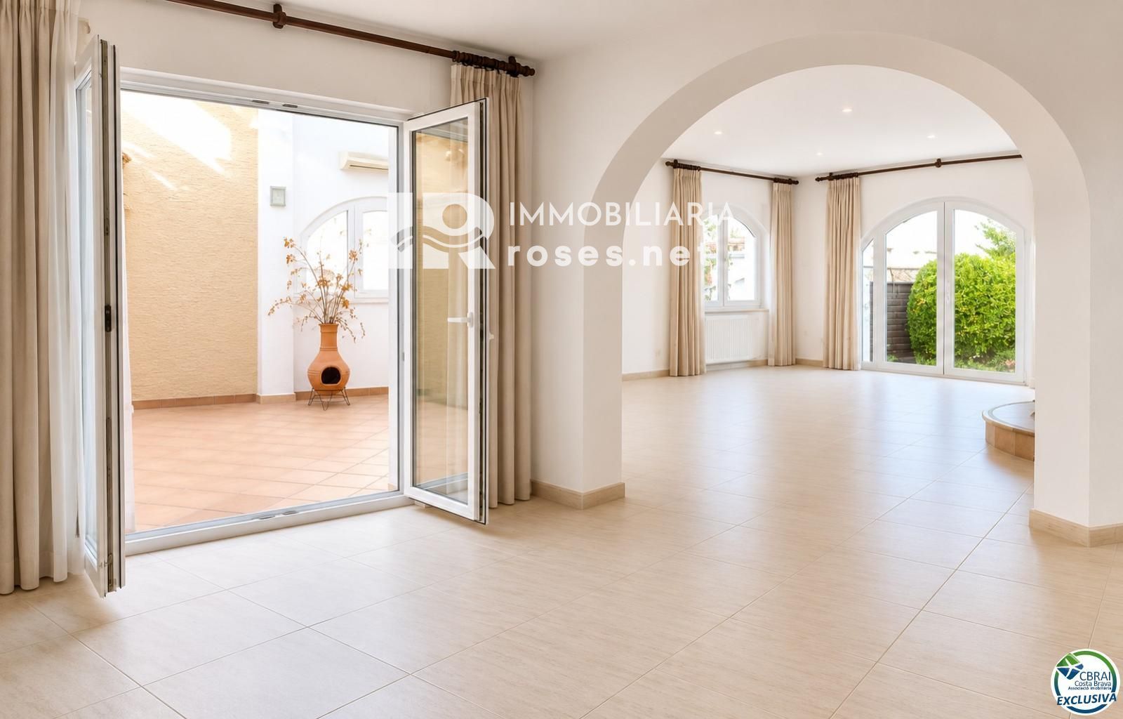 Villa con carácter, parcela de 500 m² y amarre privado en Empuriabrava