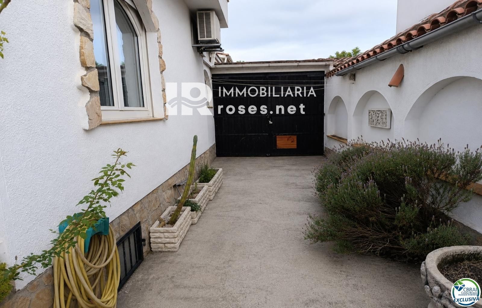 Villa con carácter, parcela de 500 m² y amarre privado en Empuriabrava