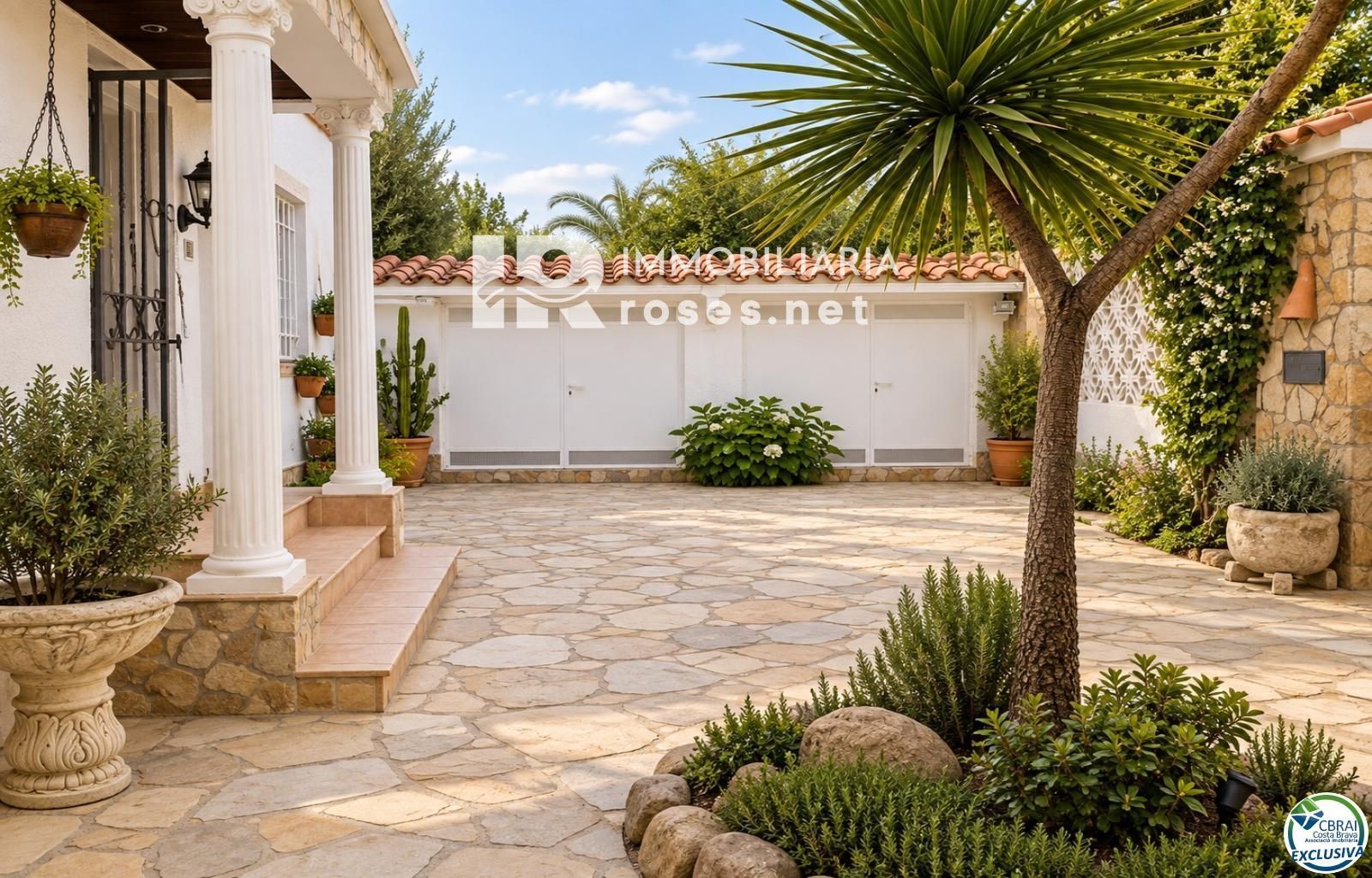 Villa con carácter, parcela de 500 m² y amarre privado en Empuriabrava