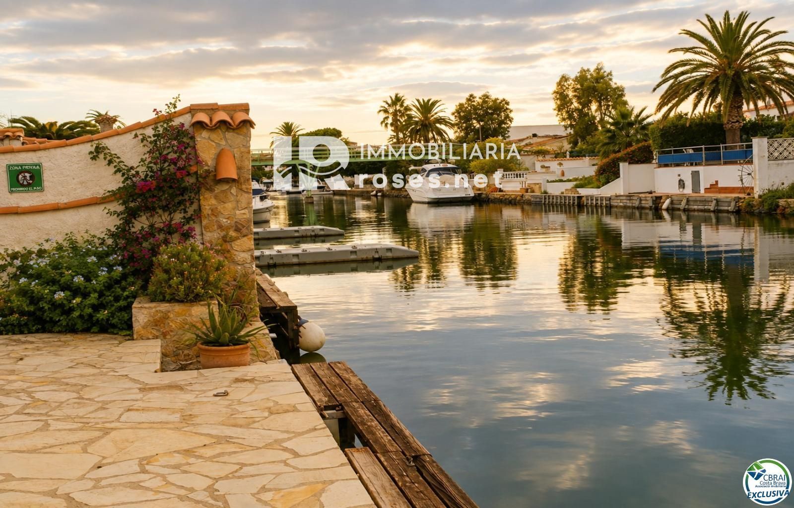 Villa con carácter, parcela de 500 m² y amarre privado en Empuriabrava