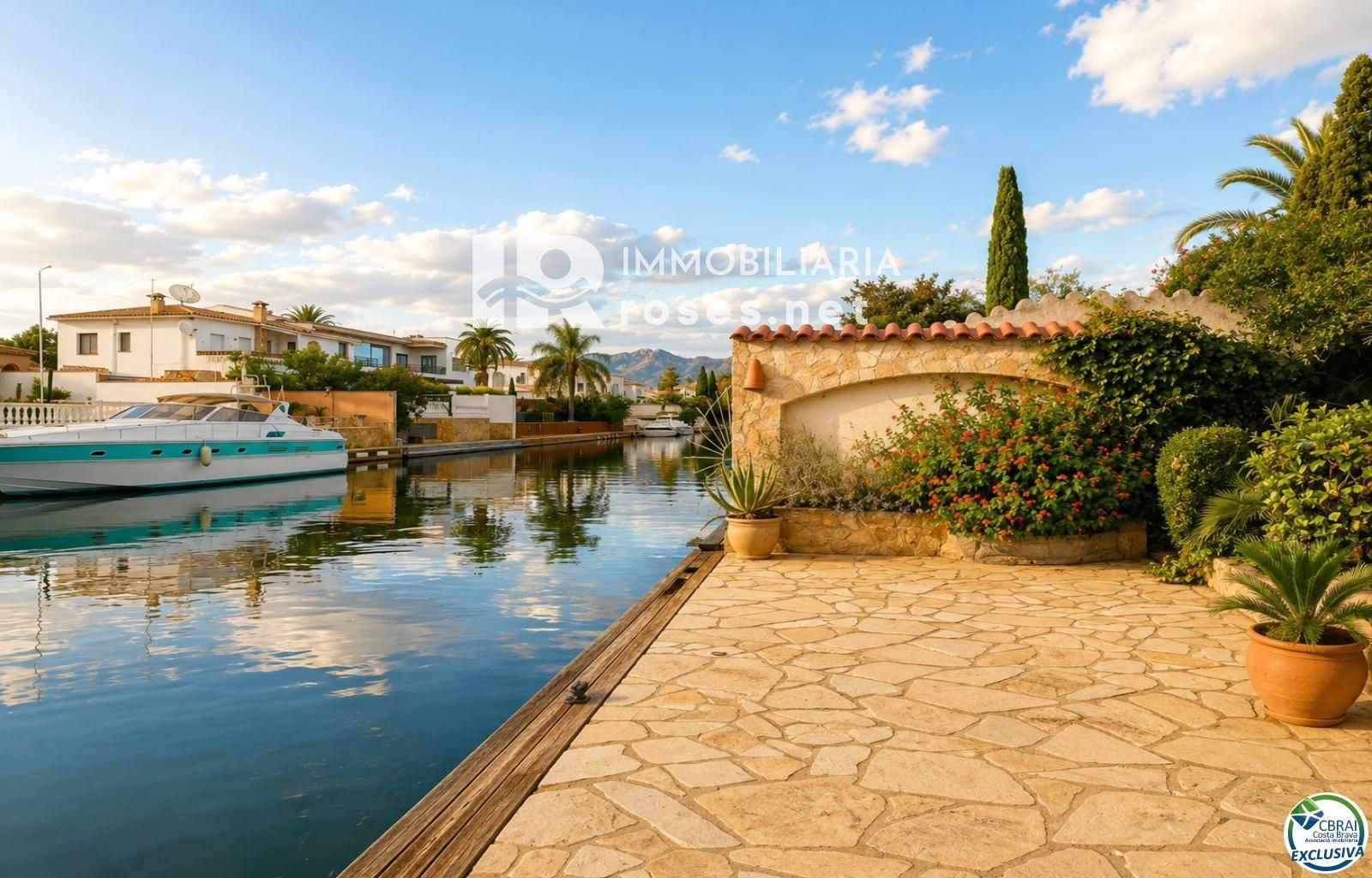 Villa con carácter, parcela de 500 m² y amarre privado en Empuriabrava