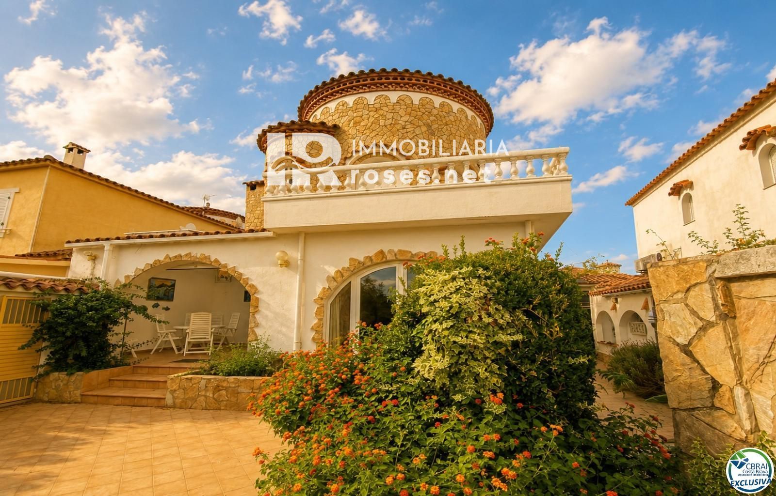 Villa con carácter, parcela de 500 m² y amarre privado en Empuriabrava