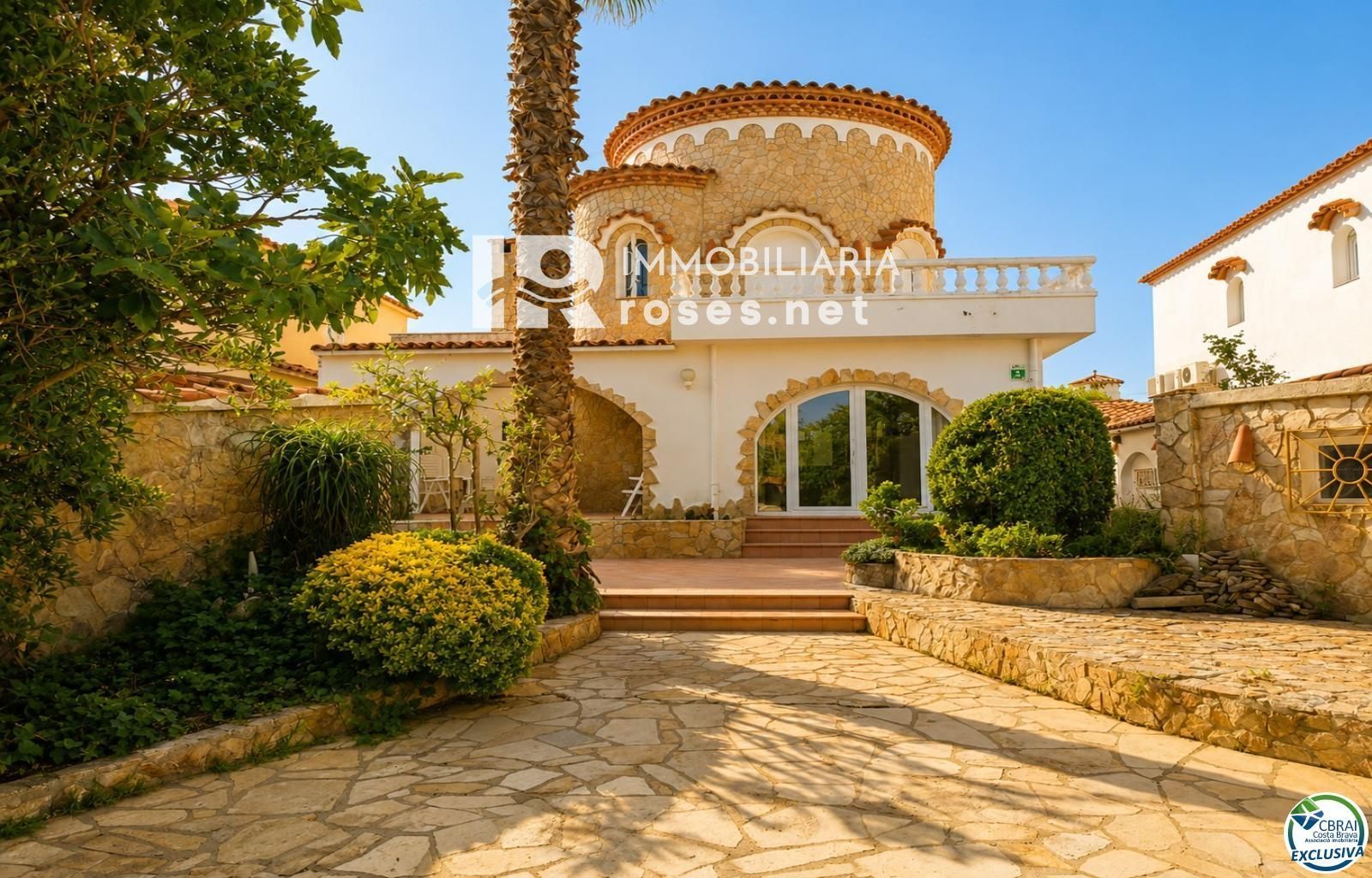 Villa con carácter, parcela de 500 m² y amarre privado en Empuriabrava