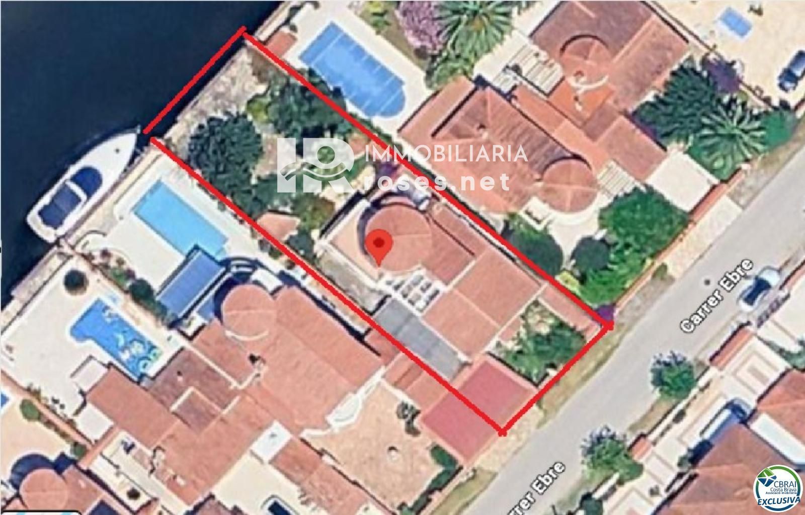 Villa con carácter, parcela de 500 m² y amarre privado en Empuriabrava