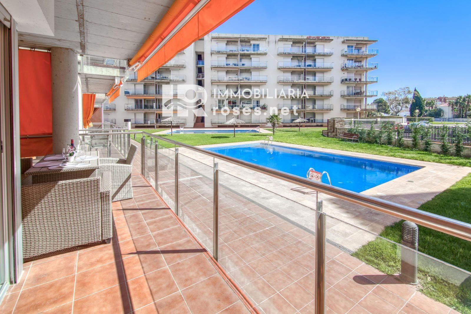 Apartamento moderno en planta baja con terraza y piscina en Santa Margarita