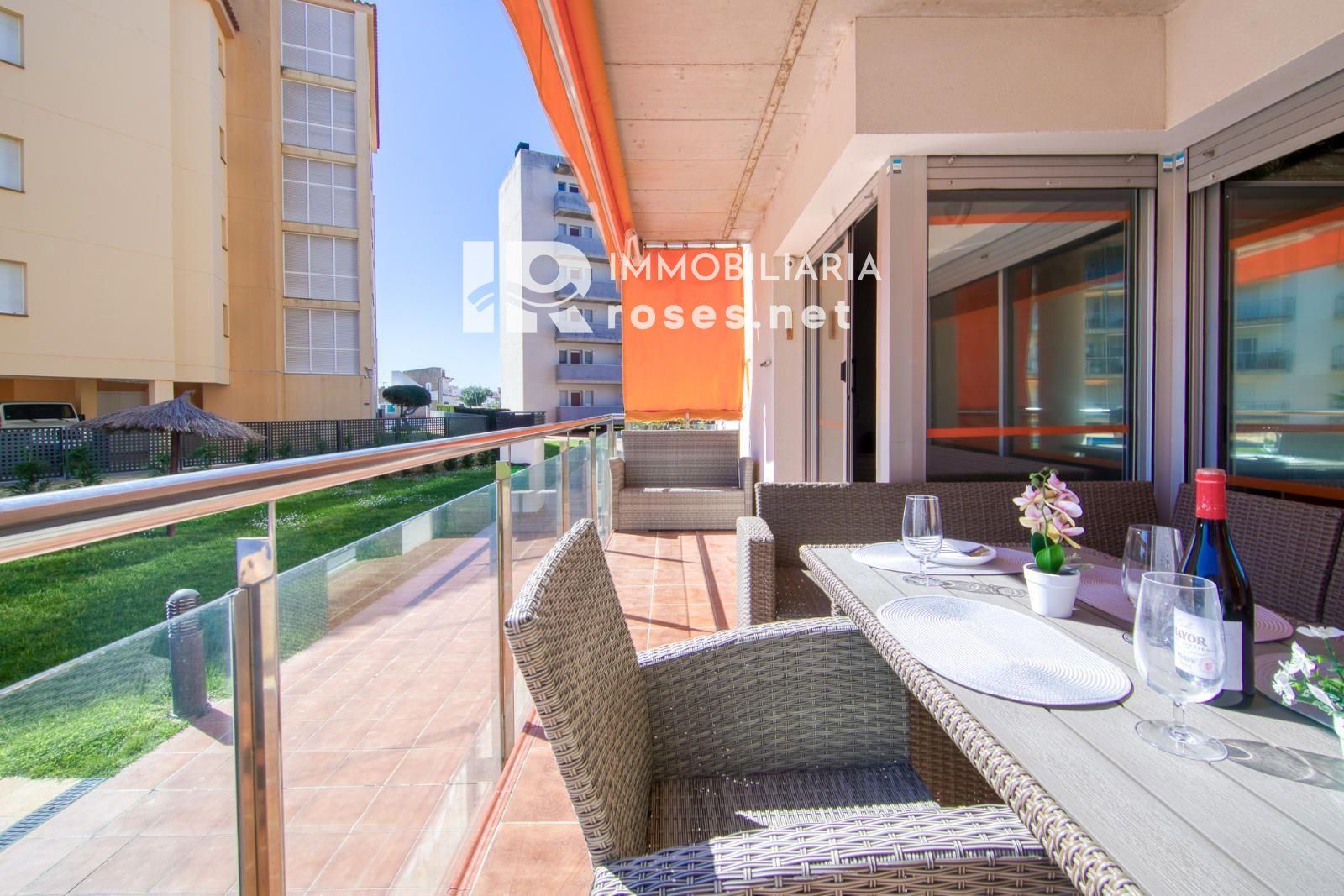 Apartamento moderno en planta baja con terraza y piscina en Santa Margarita