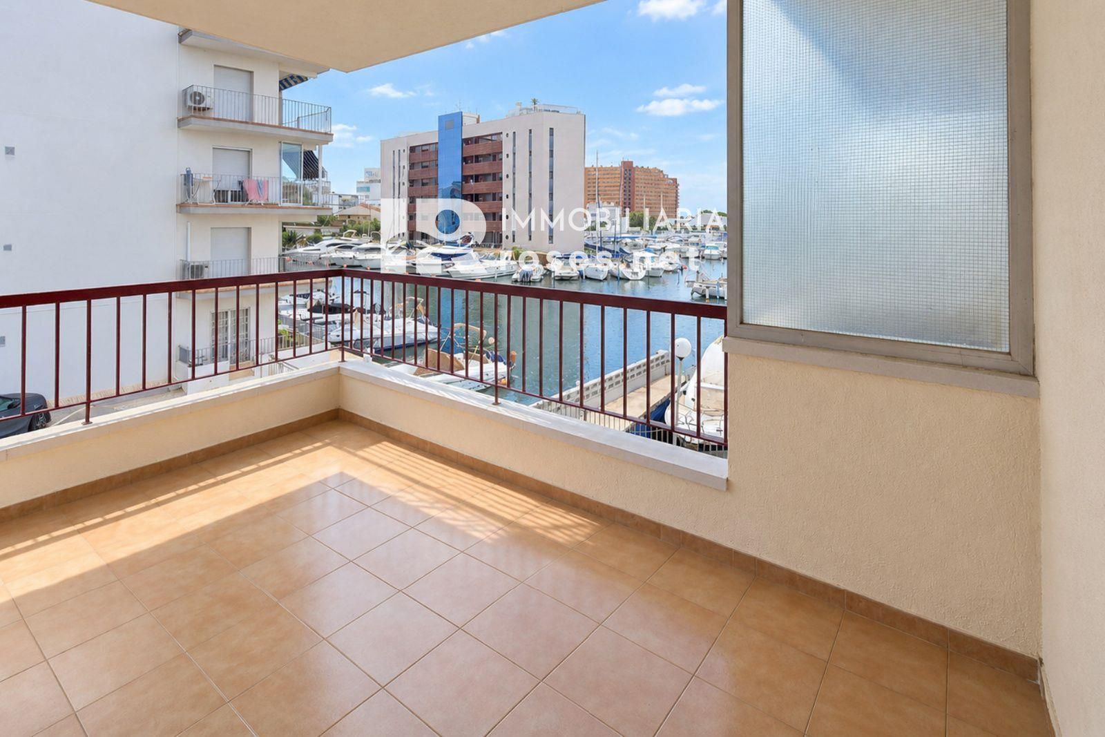 Tu rincón junto al mar en Roses: terraza con vistas al canal y parking privado