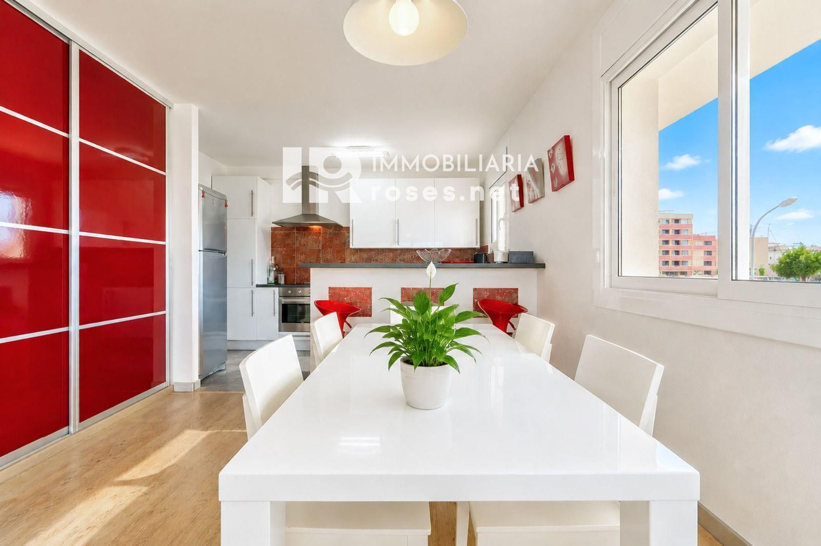 Tu rincón junto al mar en Roses: terraza con vistas al canal y parking privado