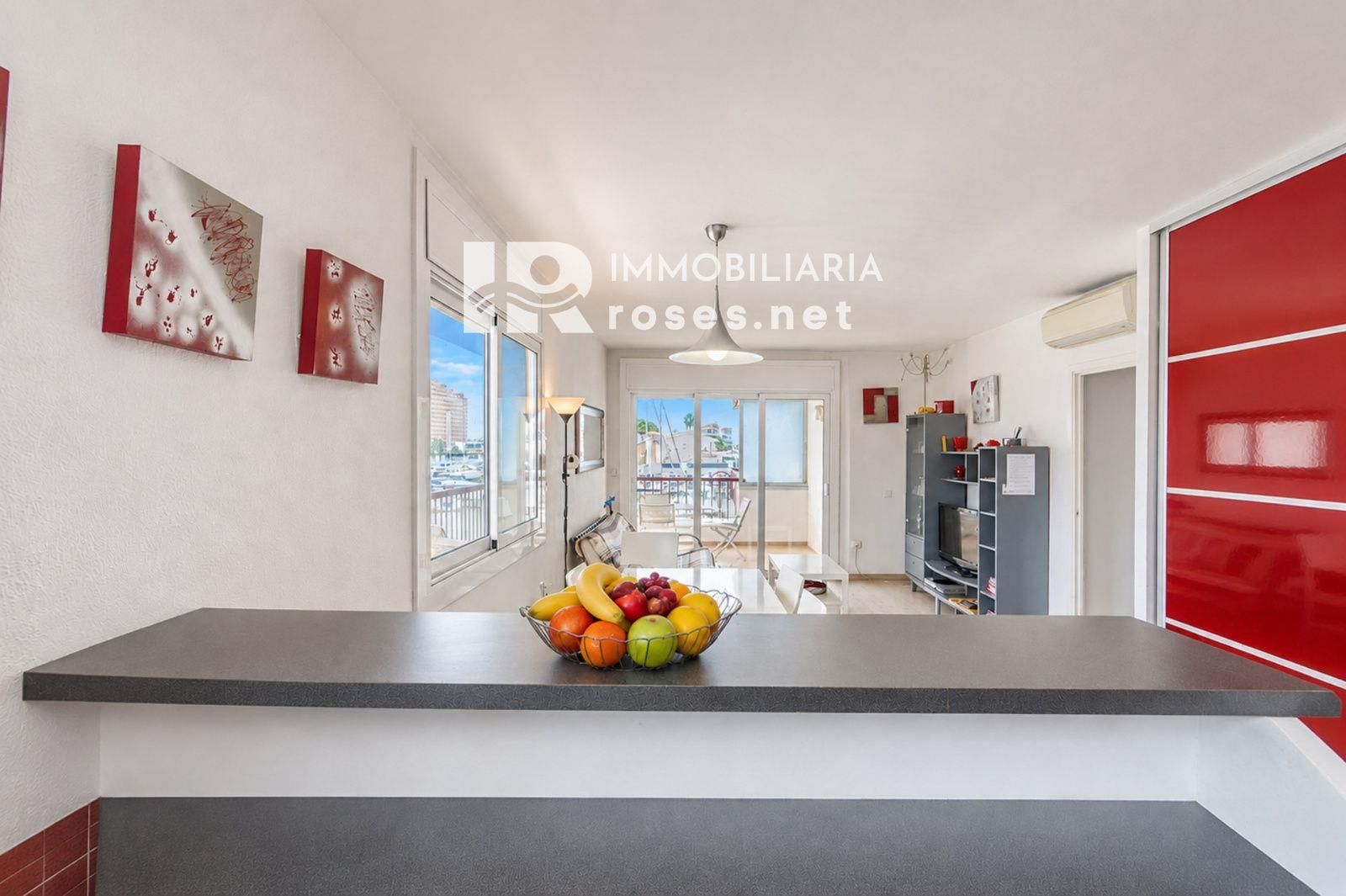 Tu rincón junto al mar en Roses: terraza con vistas al canal y parking privado