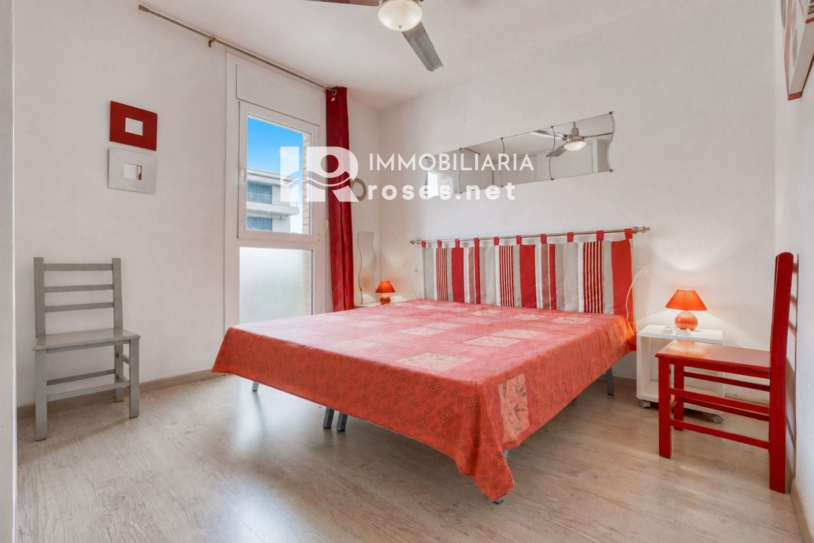 Tu rincón junto al mar en Roses: terraza con vistas al canal y parking privado