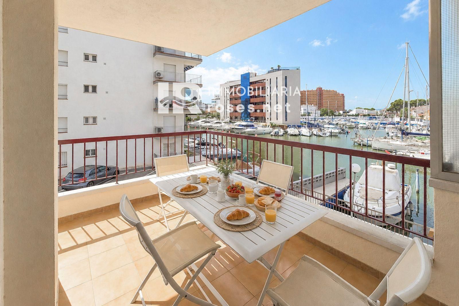 Tu rincón junto al mar en Roses: terraza con vistas al canal y parking privado