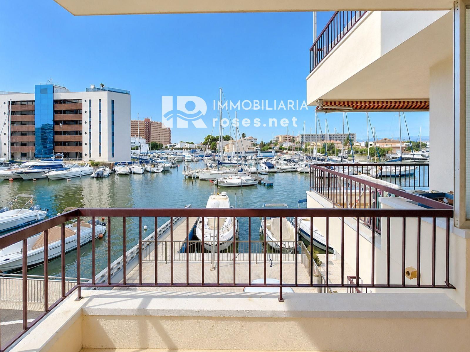 Tu rincón junto al mar en Roses: terraza con vistas al canal y parking privado