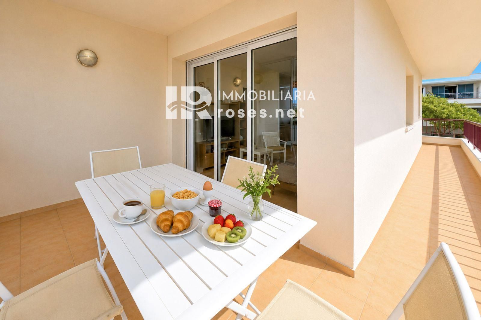 Tu rincón junto al mar en Roses: terraza con vistas al canal y parking privado