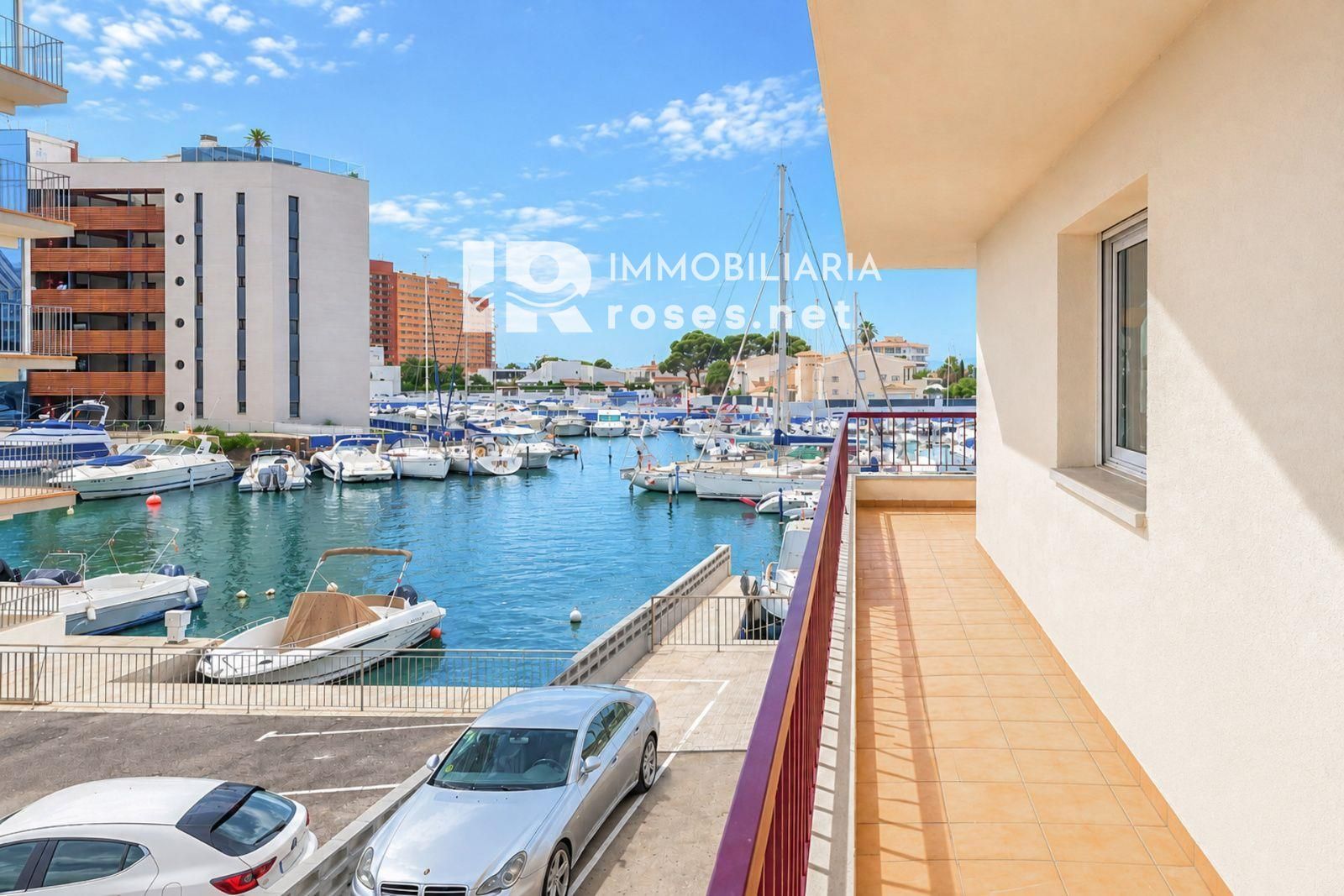 Tu rincón junto al mar en Roses: terraza con vistas al canal y parking privado