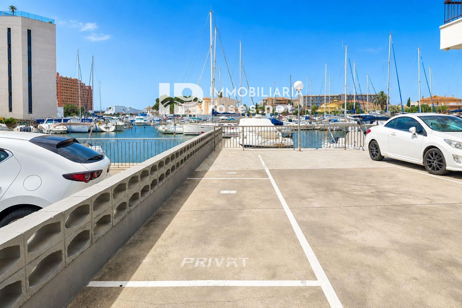 Tu rincón junto al mar en Roses: terraza con vistas al canal y parking privado
