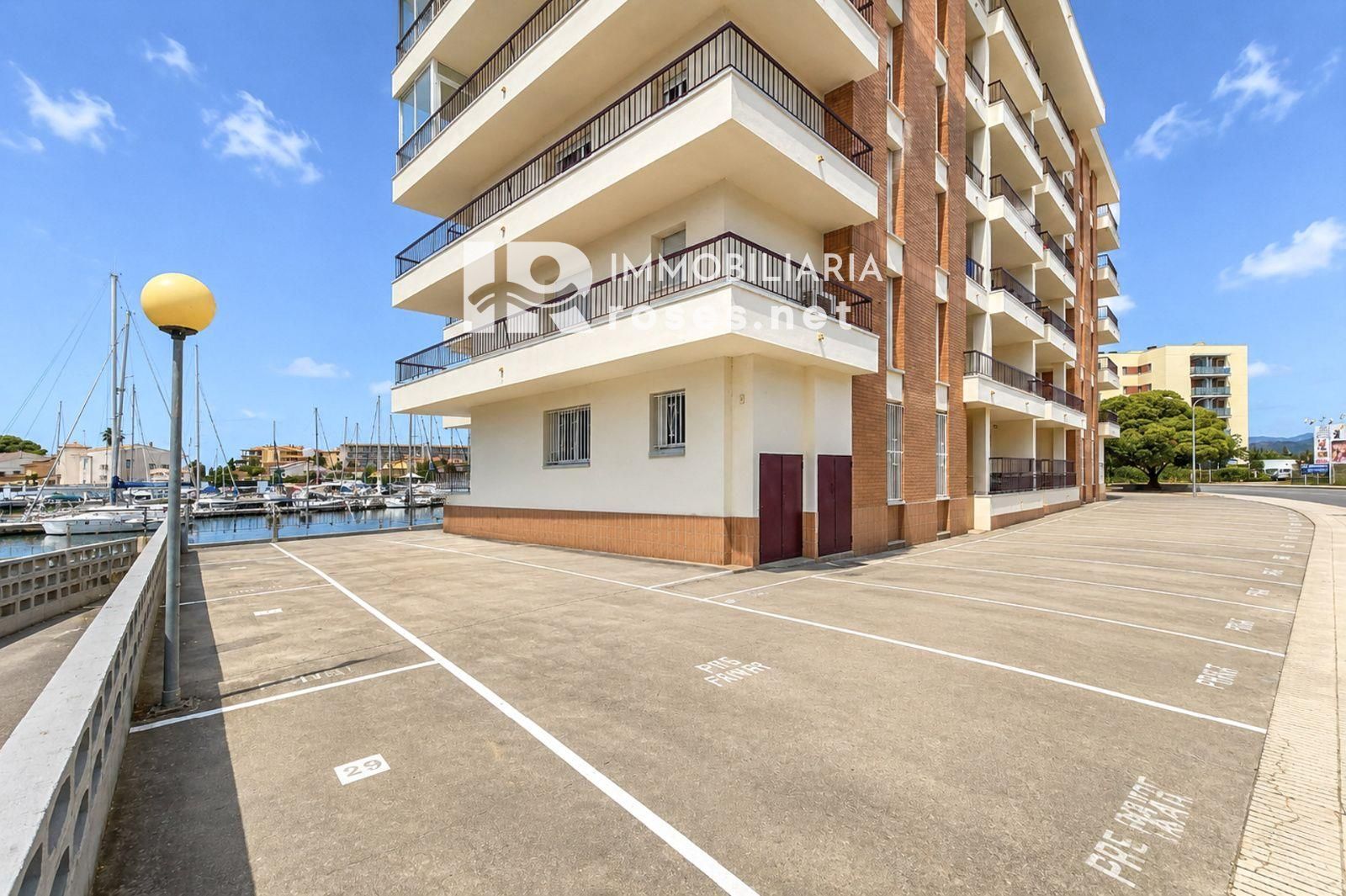 Tu rincón junto al mar en Roses: terraza con vistas al canal y parking privado