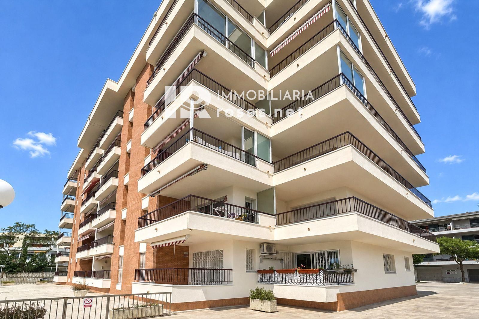 Tu rincón junto al mar en Roses: terraza con vistas al canal y parking privado