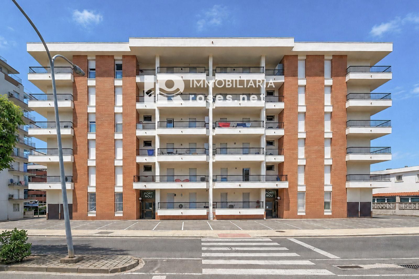 Tu rincón junto al mar en Roses: terraza con vistas al canal y parking privado