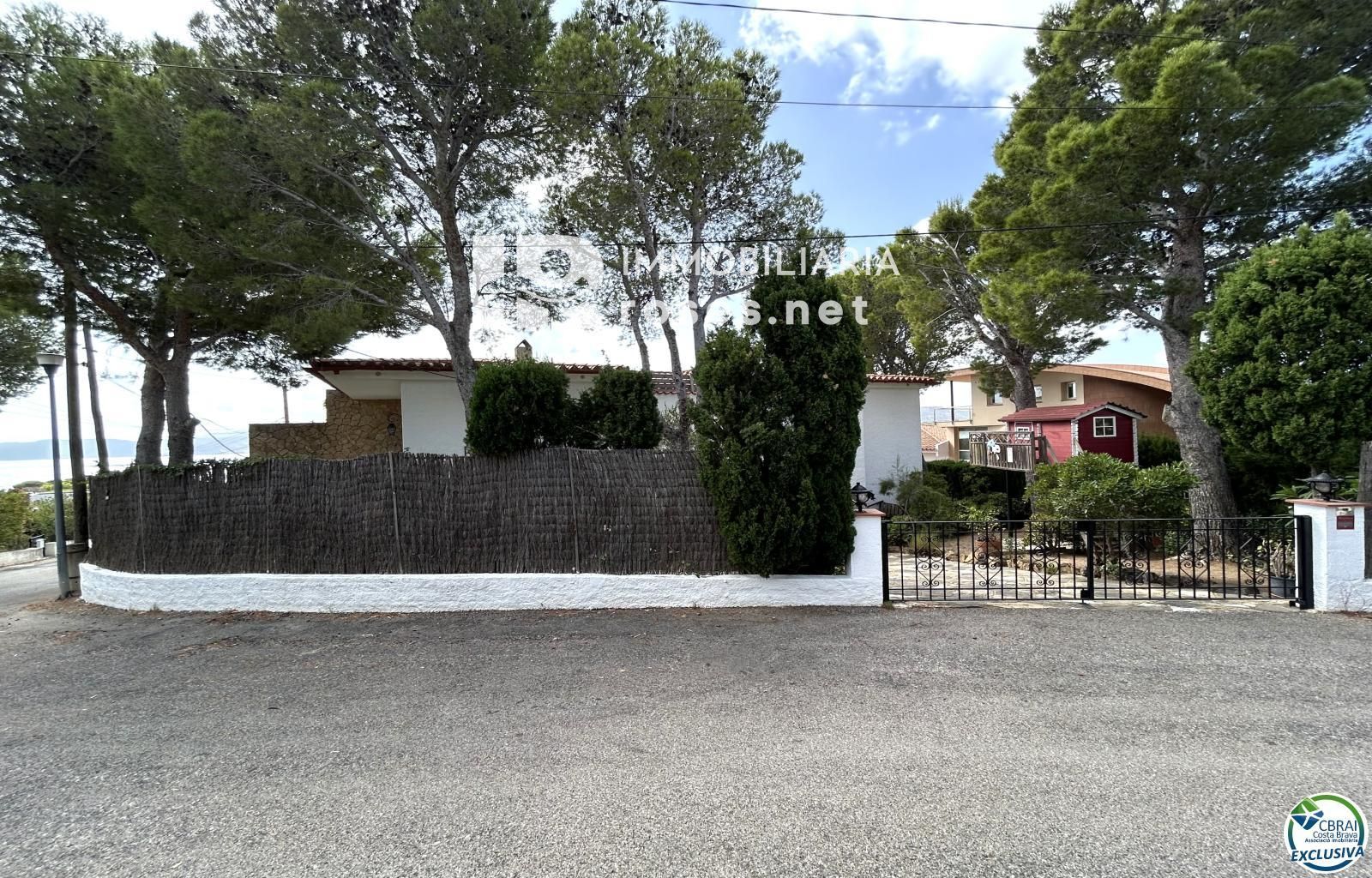Casa en Llançà con licencia turística, vistas al mar y a pocos metros de la playa.
